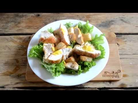 Видео рецепт Салат Цезарь с курицей и сухариками